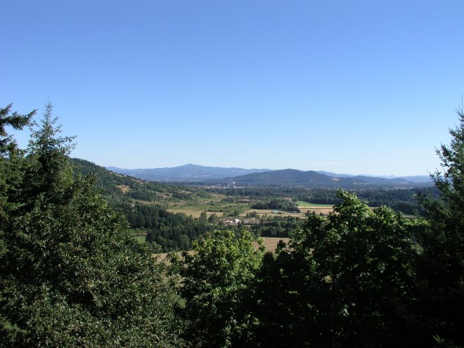 Springfield Oregon skyline from the north.  Bear Mt. is the tallest peak.  Mt. Pisgah is in the foreground to the right.